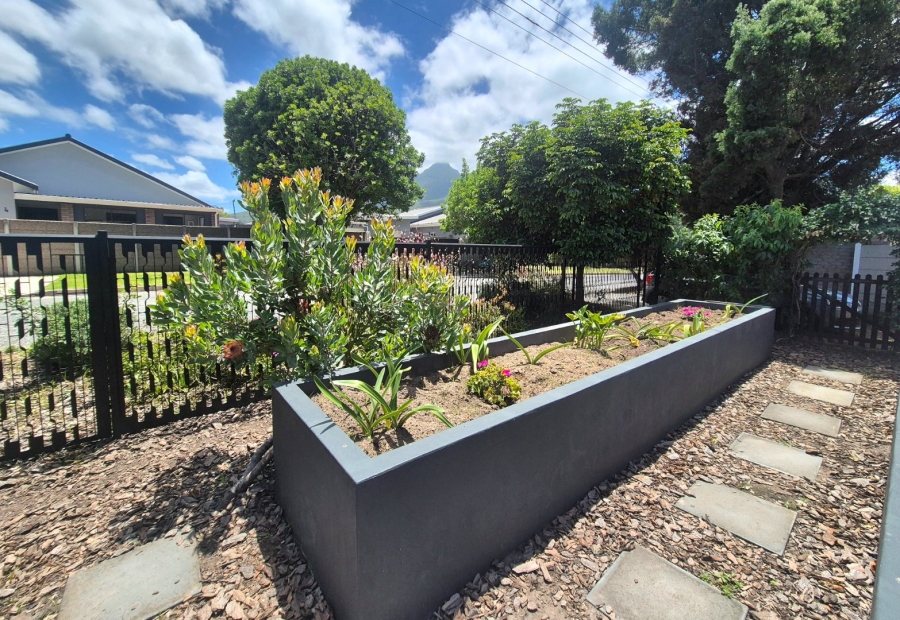 4 Bedroom Property for Sale in Twee Rivieren Western Cape